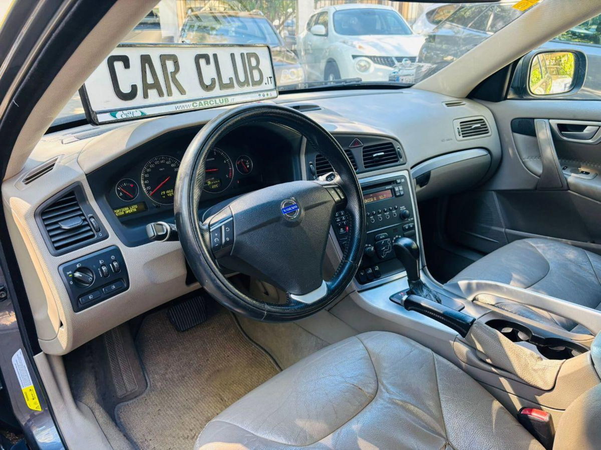 Volvo V70 2.4 D5 AWD Momentum (14)
