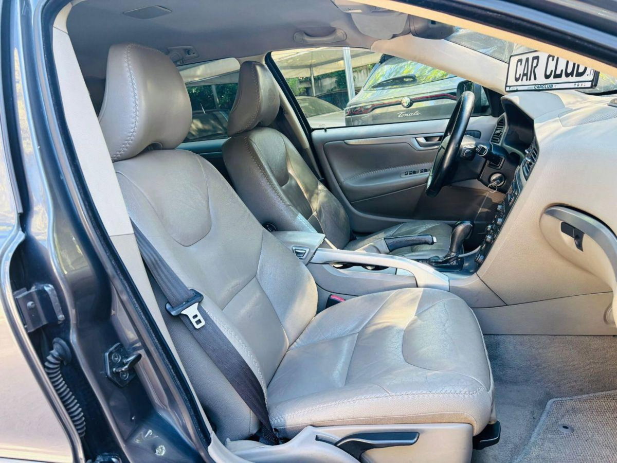 Volvo V70 2.4 D5 AWD Momentum (17)
