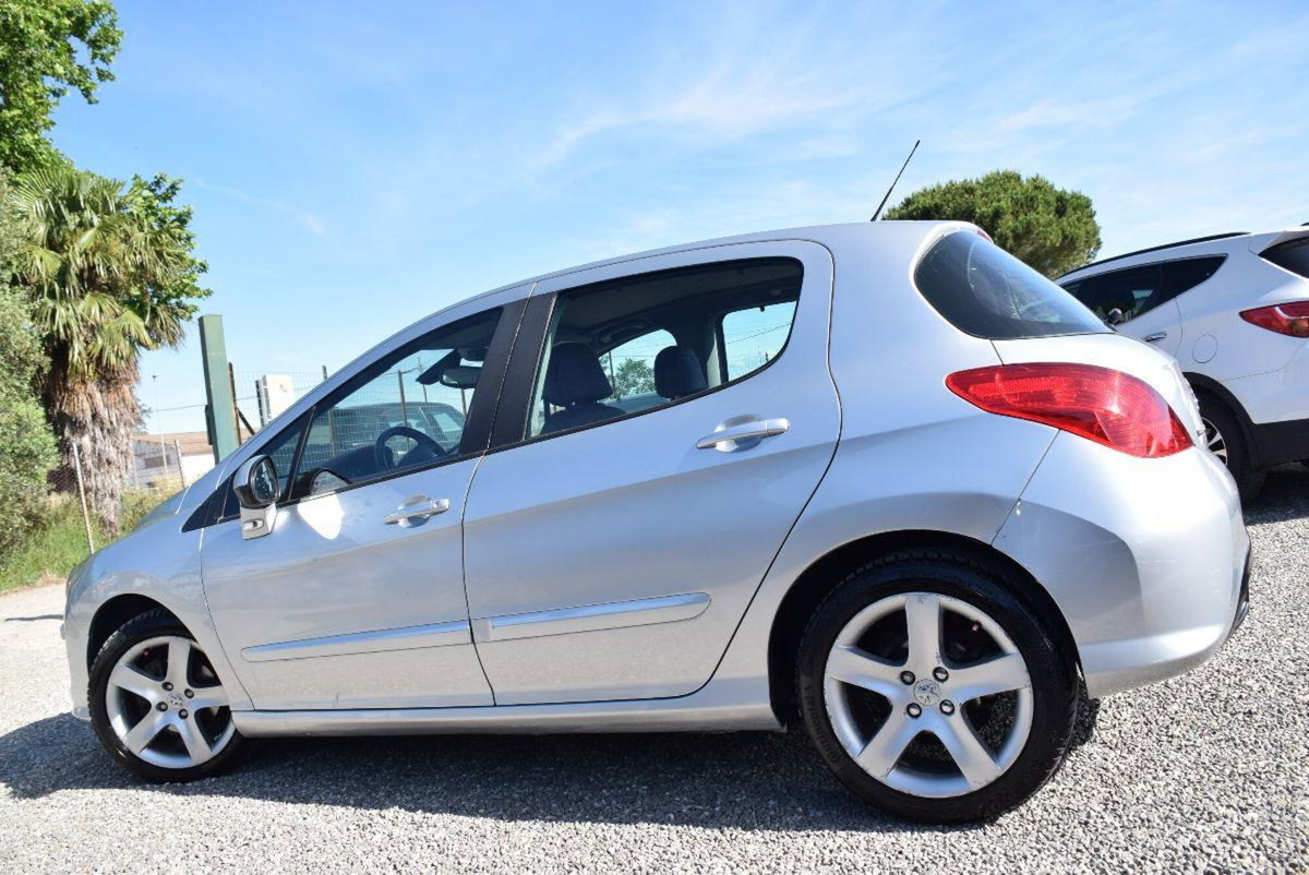 Peugeot 308 1.6 HDi 110CV 5p. Business (14)