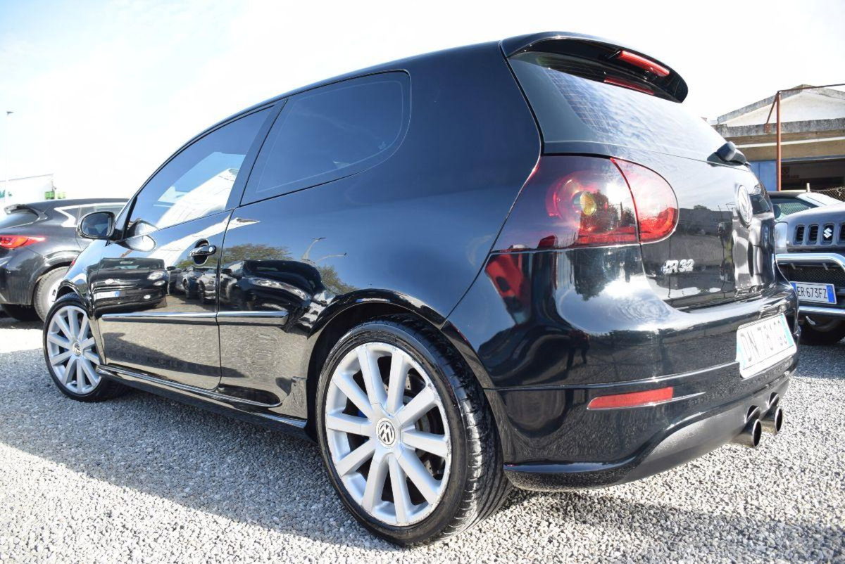 Volkswagen Golf 3.2 VR6 4mot. 3p. DSG R32 (2)