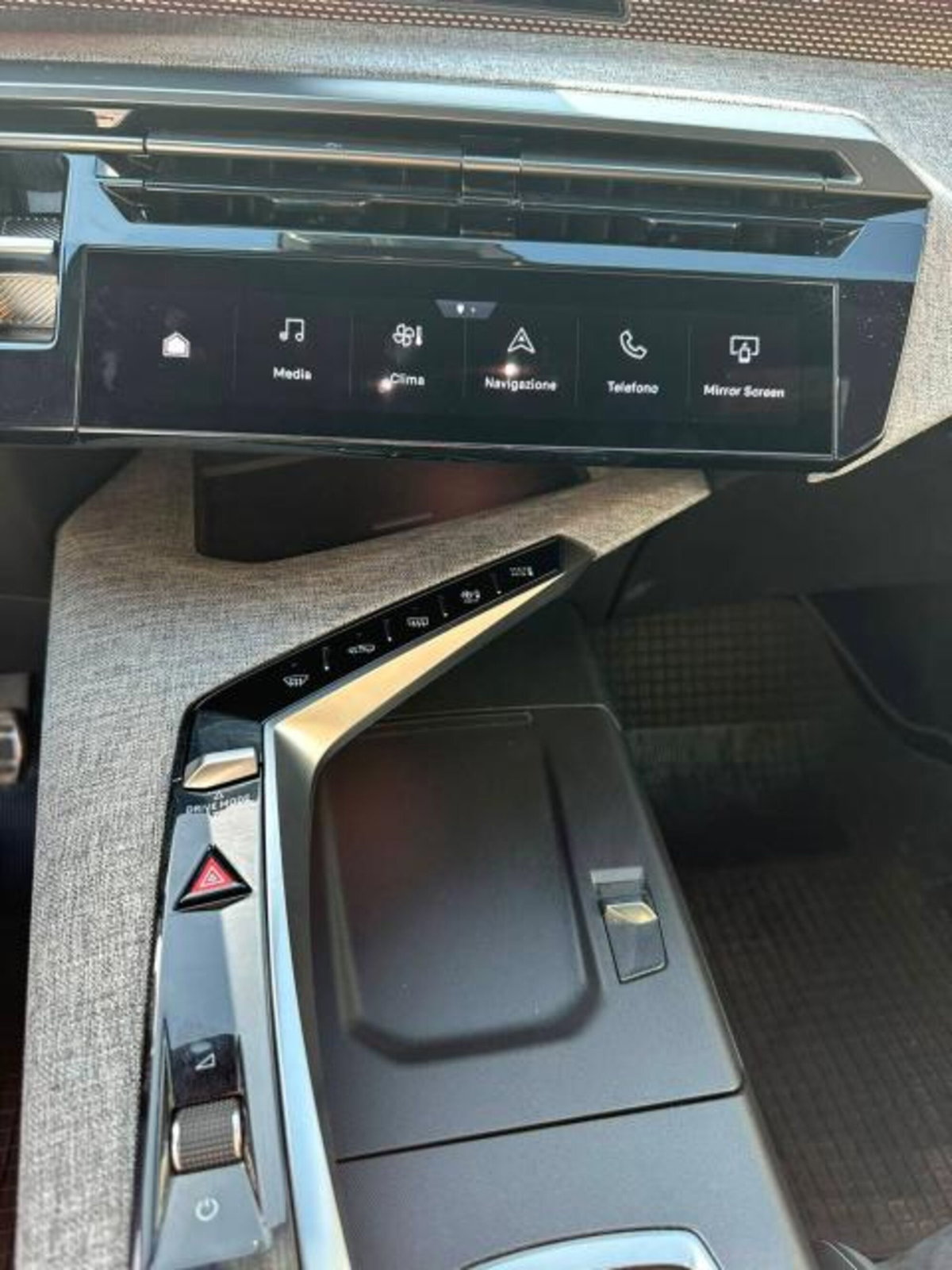 Peugeot 3008 HYbrid4 (16)