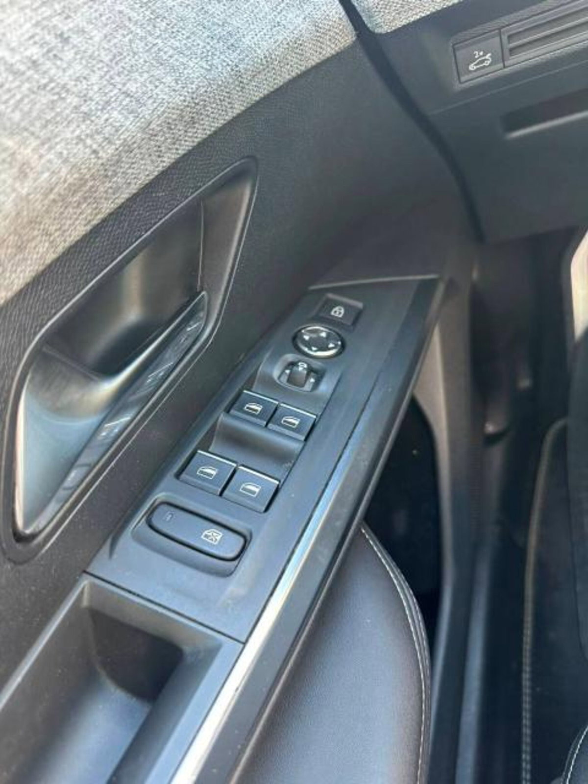 Peugeot 3008 HYbrid4 (9)