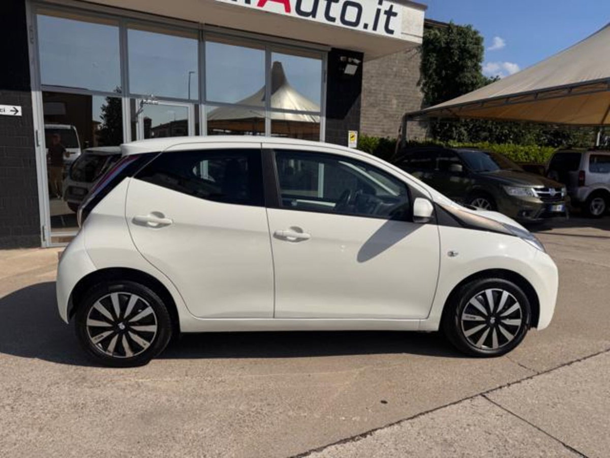 Toyota Aygo 1.0 VVT-i 69 CV 5 porte x-black TSS (2)