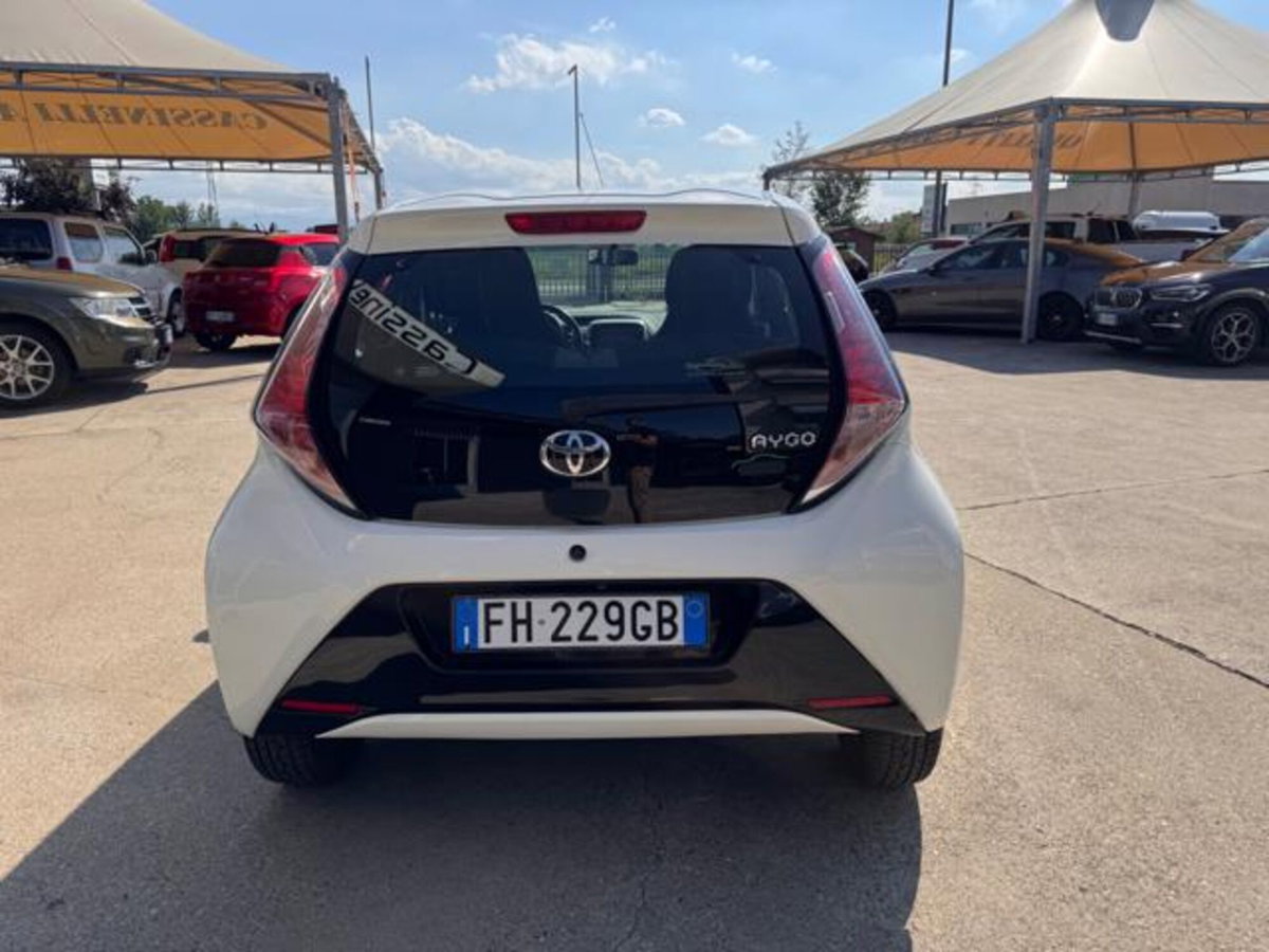 Toyota Aygo 1.0 VVT-i 69 CV 5 porte x-black TSS (4)