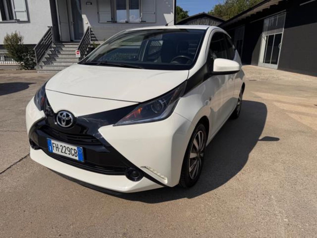 Toyota Aygo 1.0 VVT-i 69 CV 5 porte x-black TSS (6)