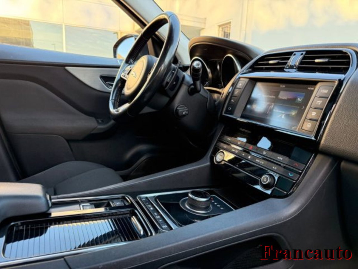 Jaguar F-Pace 2.0 D 180 CV aut. Portfolio (7)