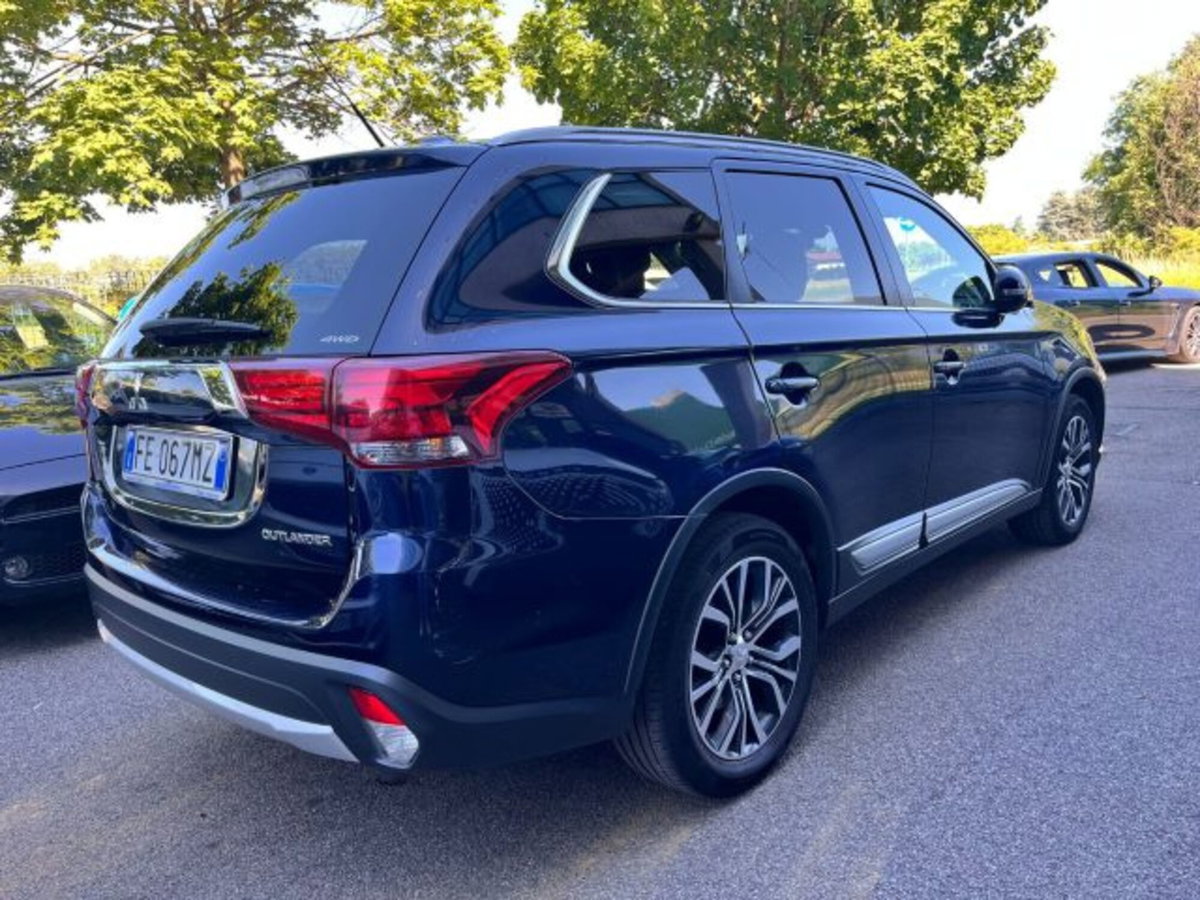 Mitsubishi Outlander 2.2 DI-D 4WD Instyle Plus Navi (5)