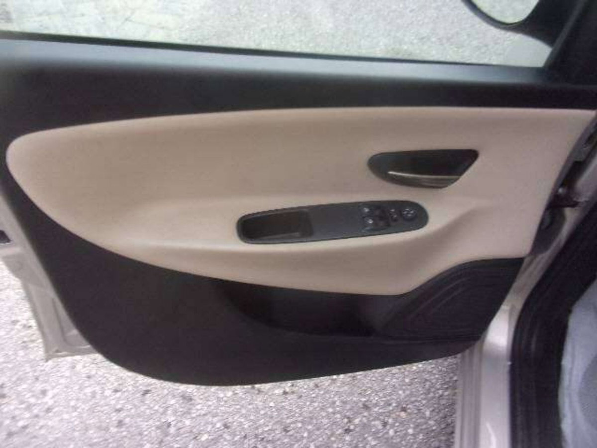 Lancia Ypsilon 1.2 69 CV 5 porte Gold (13)
