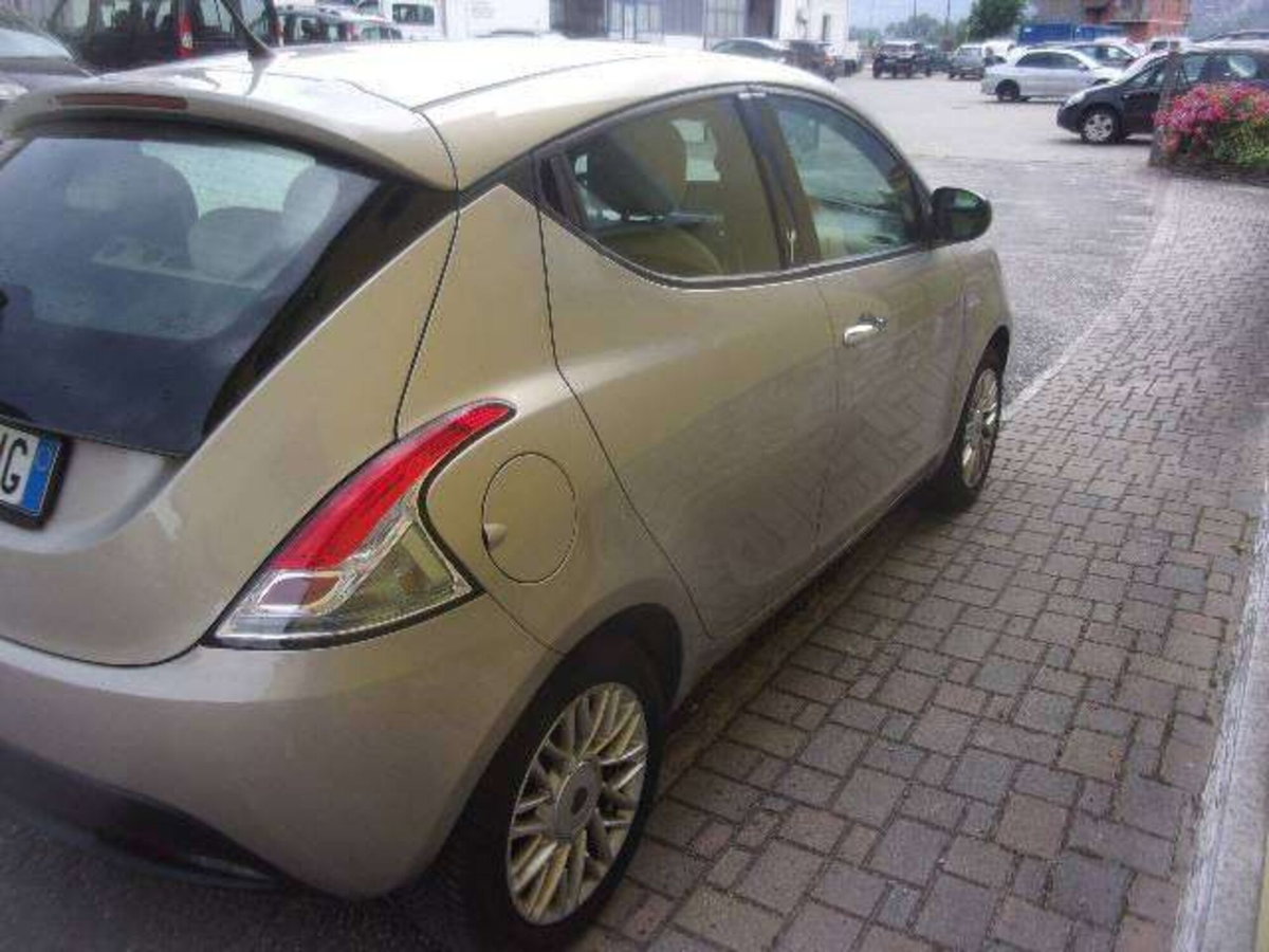 Lancia Ypsilon 1.2 69 CV 5 porte Gold (5)