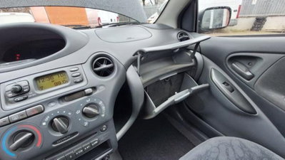 Toyota Yaris 16V cat 5 porte '03 (12)