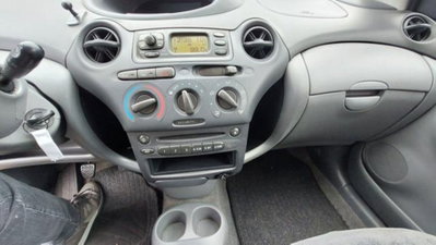 Toyota Yaris 16V cat 5 porte '03 (13)