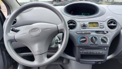 Toyota Yaris 16V cat 5 porte '03 (9)