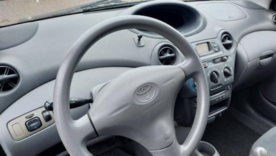 Toyota Yaris 16V cat 5 porte '03 (10)