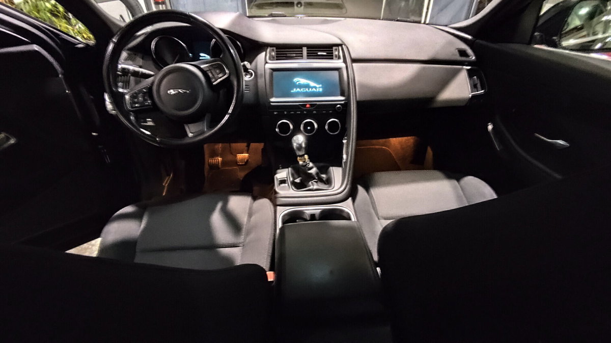 Jaguar E-Pace 2.0D 150 CV S (10)