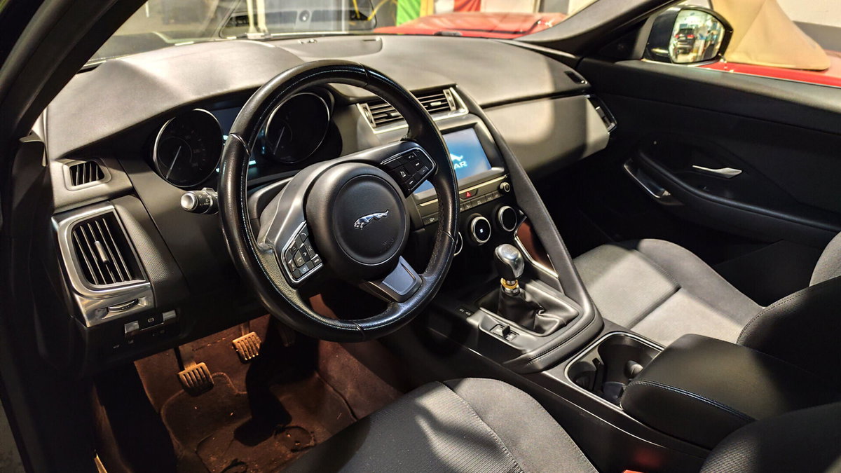 Jaguar E-Pace 2.0D 150 CV S (6)