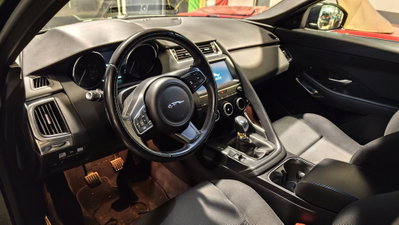 Jaguar E-Pace 2.0D 150 CV S (6)