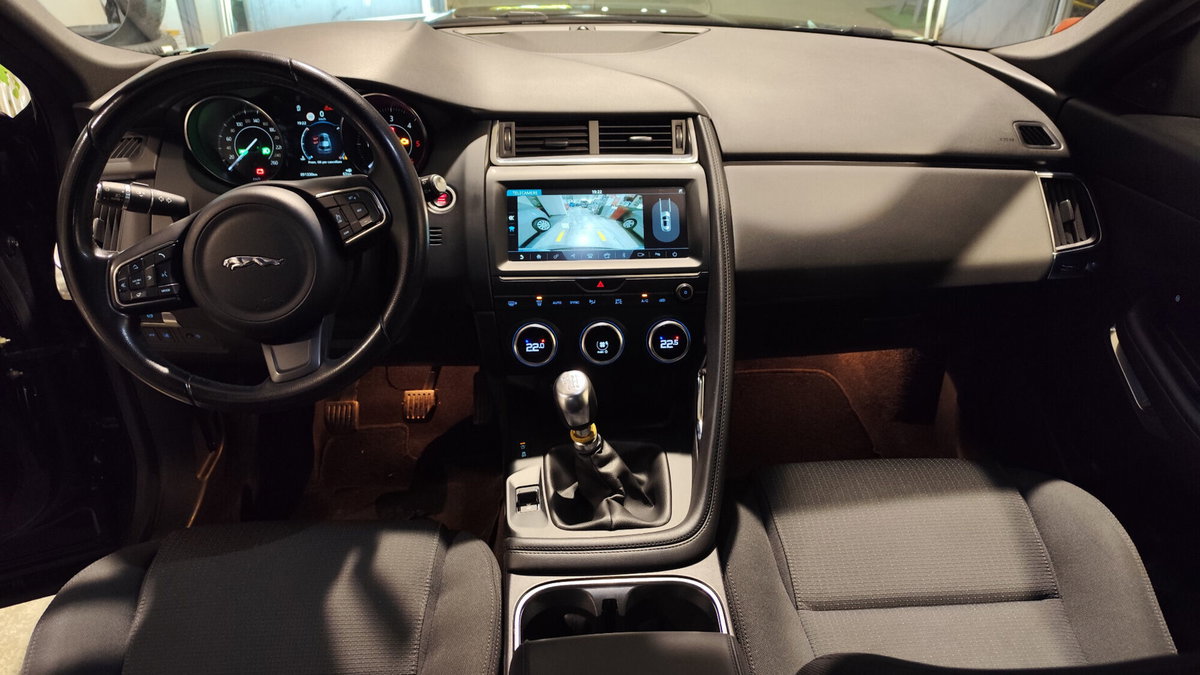 Jaguar E-Pace 2.0D 150 CV S (7)