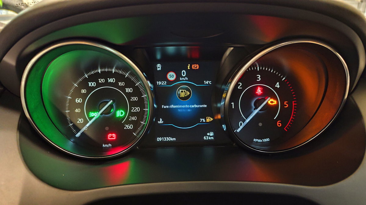 Jaguar E-Pace 2.0D 150 CV S (8)
