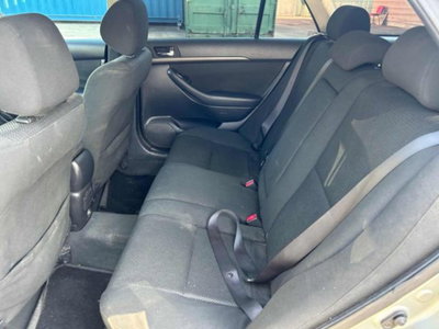 Toyota Avensis Station Wagon 2.0 D-4D 16V Station Wagon (13)