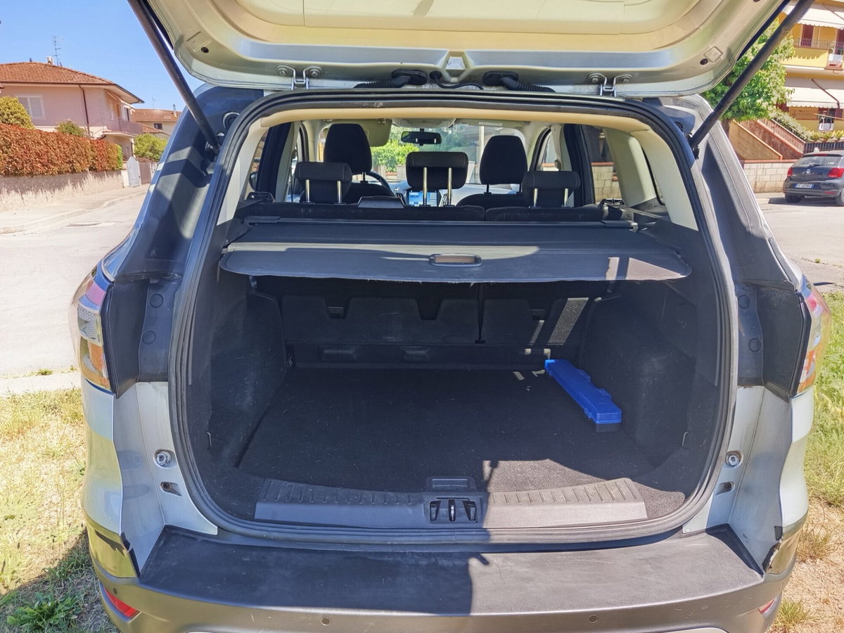 Ford Kuga 1.5 TDCI 120 CV S&S 2WD ST-Line (9)