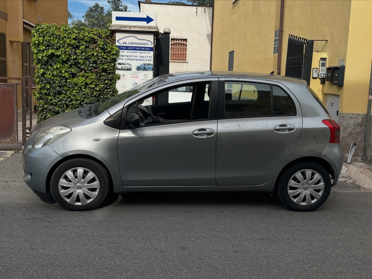 Toyota Yaris 1.3 5 porte (2)
