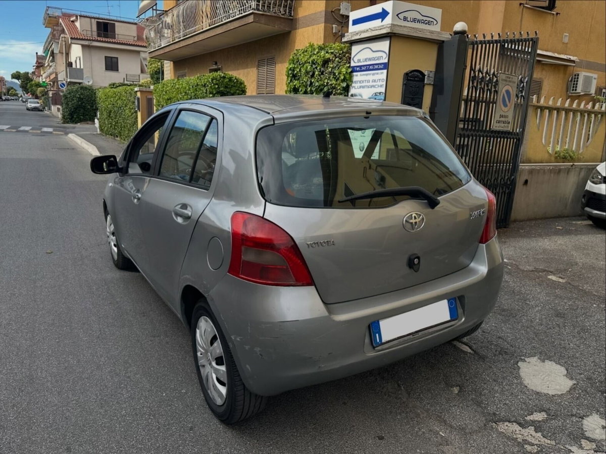 Toyota Yaris 1.3 5 porte (3)