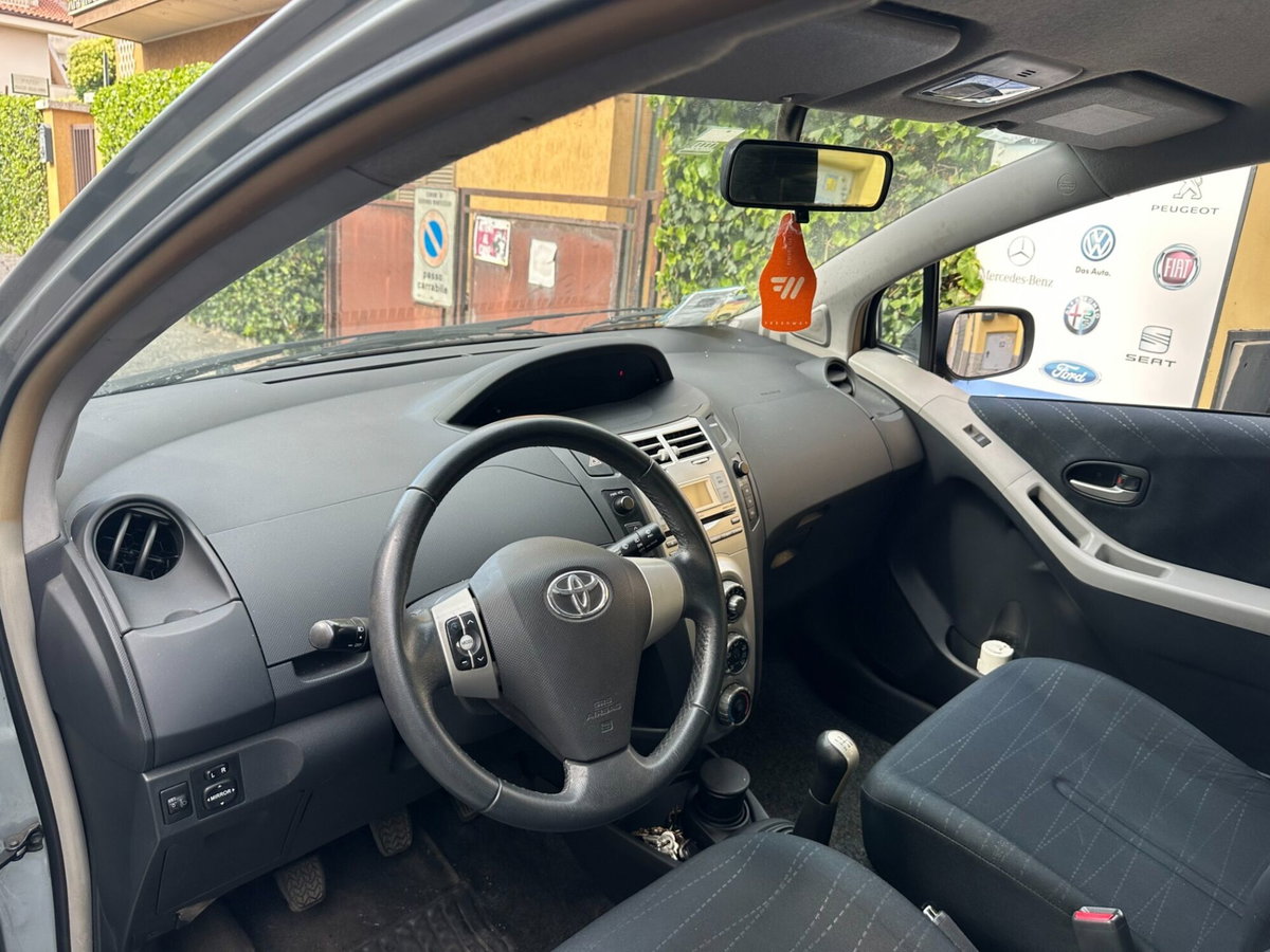 Toyota Yaris 1.3 5 porte (4)