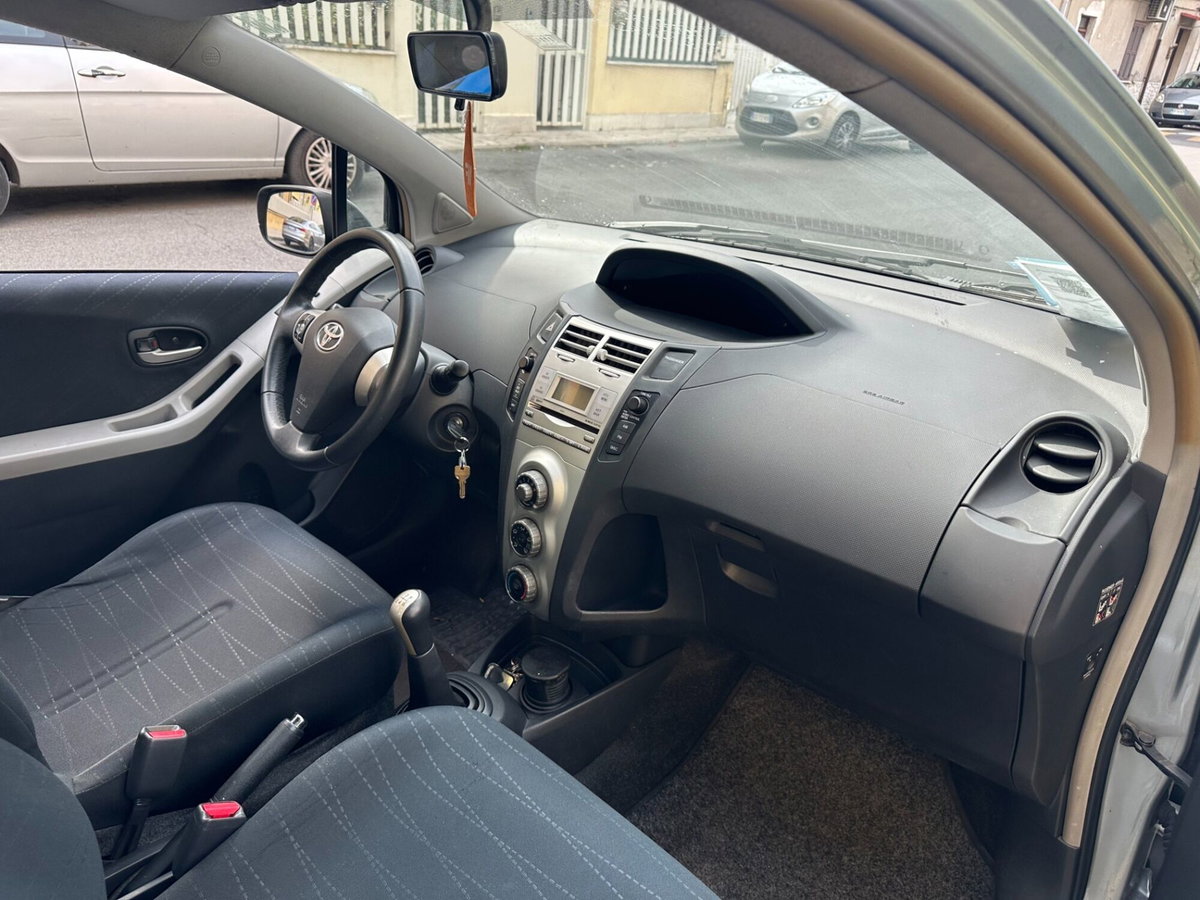 Toyota Yaris 1.3 5 porte (5)