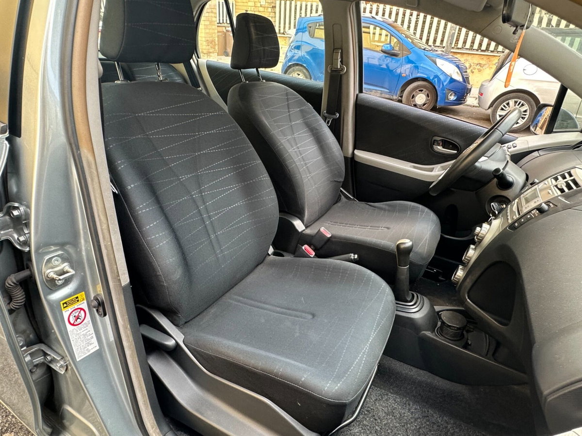 Toyota Yaris 1.3 5 porte (6)