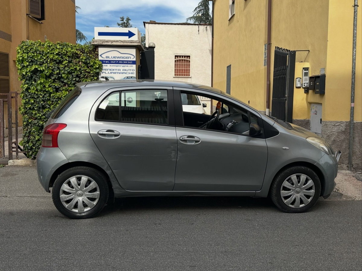 Toyota Yaris 1.3 5 porte (8)