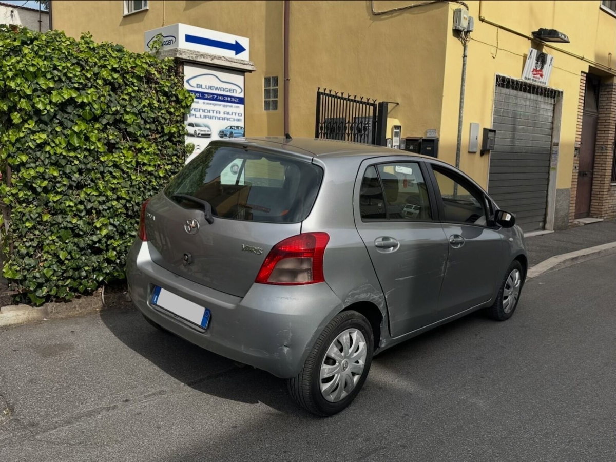 Toyota Yaris 1.3 5 porte (9)