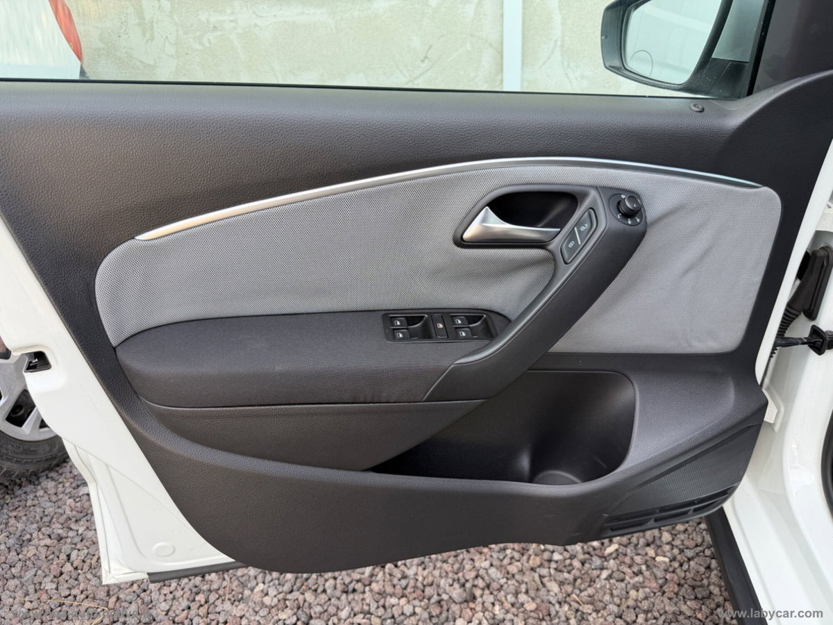 Volkswagen Polo Cross 1.4 TDI DSG BlueMotion Technology (14)