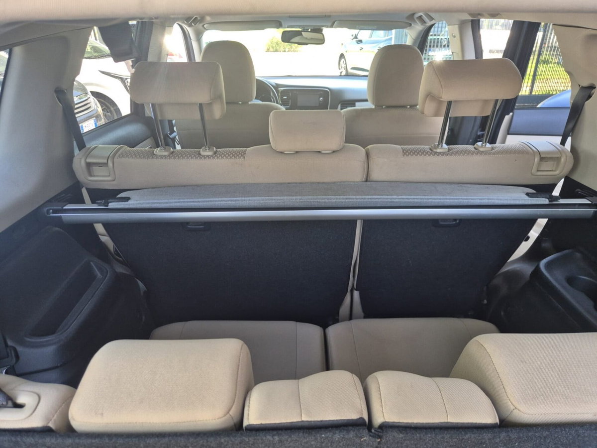 Mitsubishi Outlander 2.2 DI-D 4WD Instyle Plus SDA 7 posti (9)
