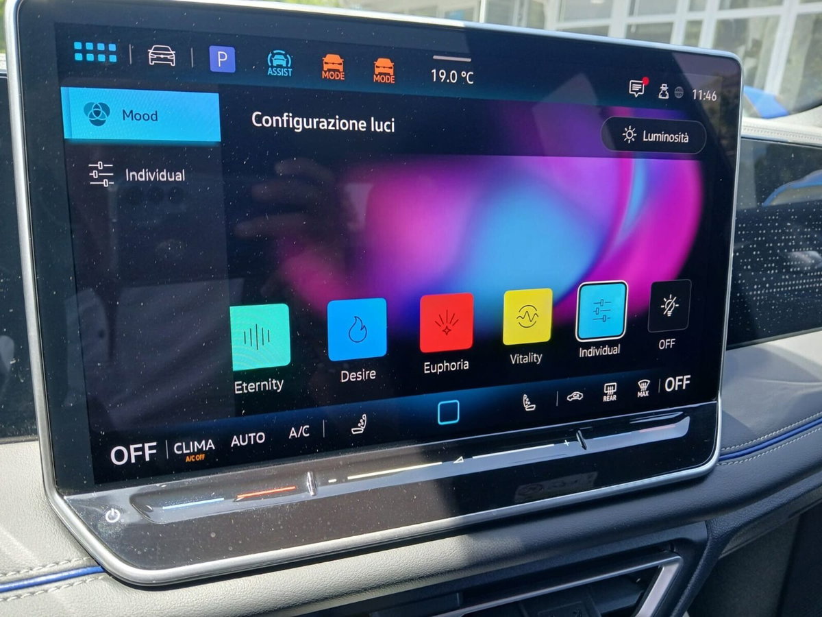 Volkswagen Tiguan 2.0 tdi R-Line 150cv dsg (10)
