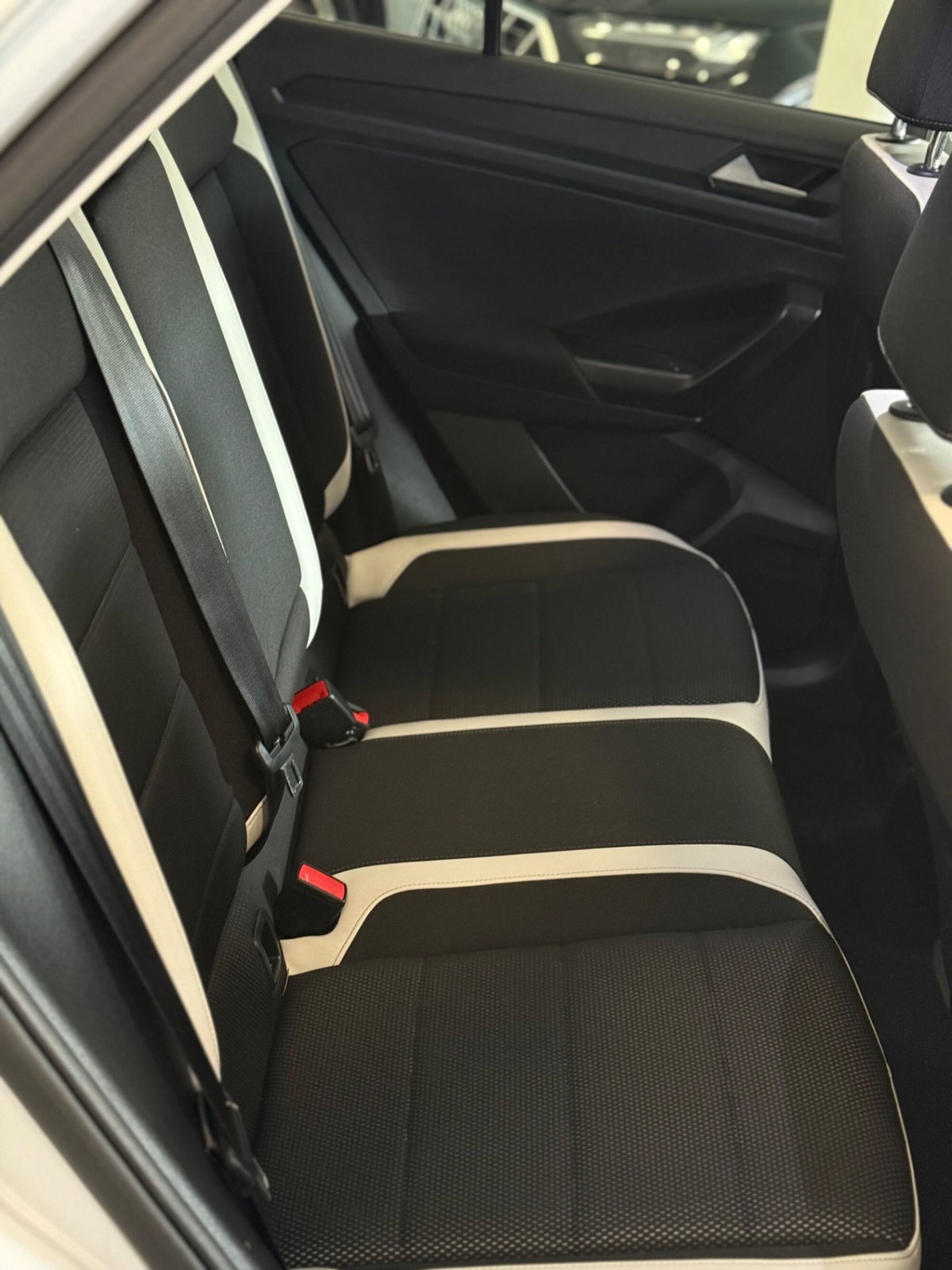 Volkswagen T-Roc 1.6 TDI SCR Business BlueMotion Technology (10)
