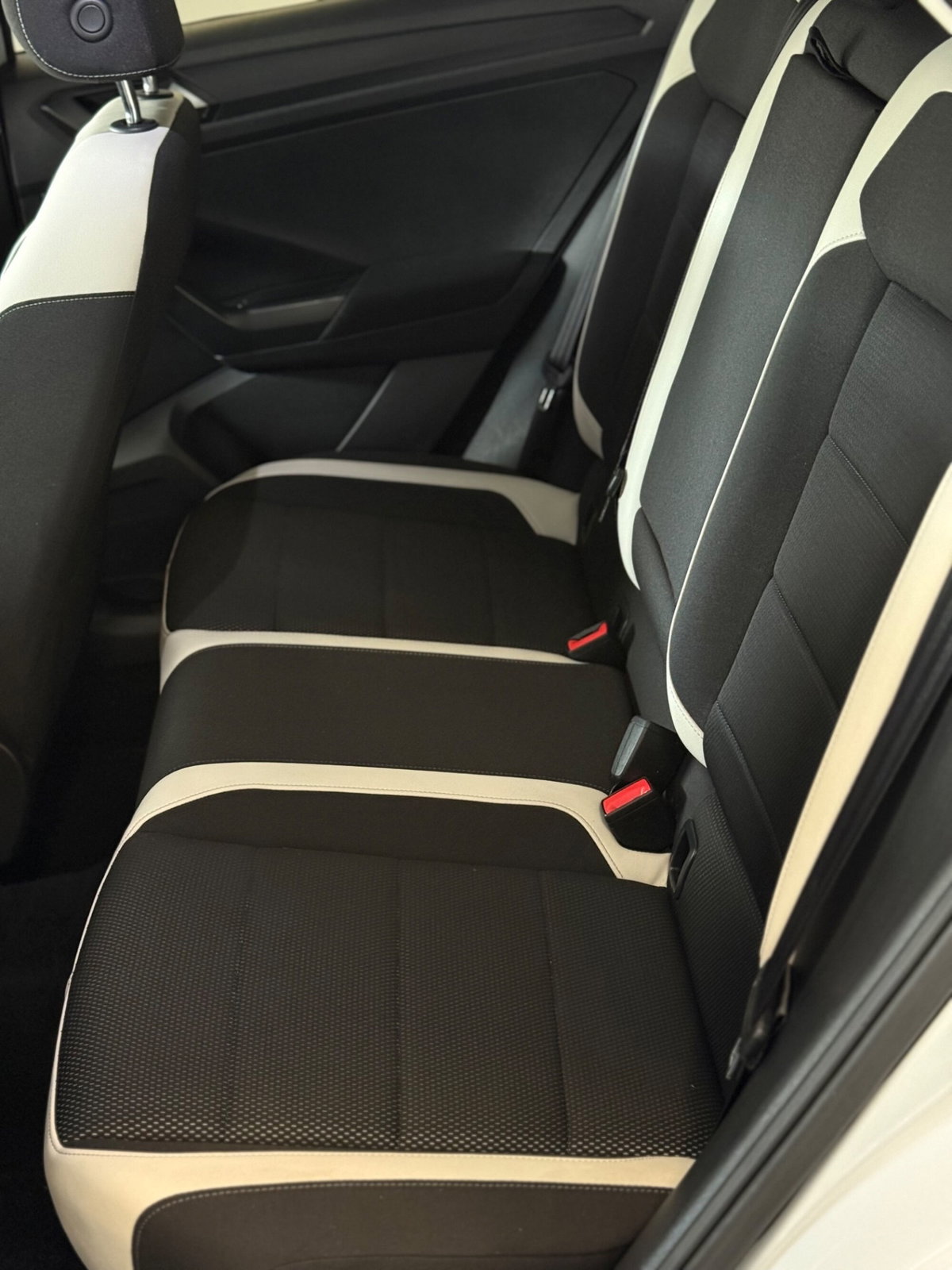 Volkswagen T-Roc 1.6 TDI SCR Business BlueMotion Technology (9)