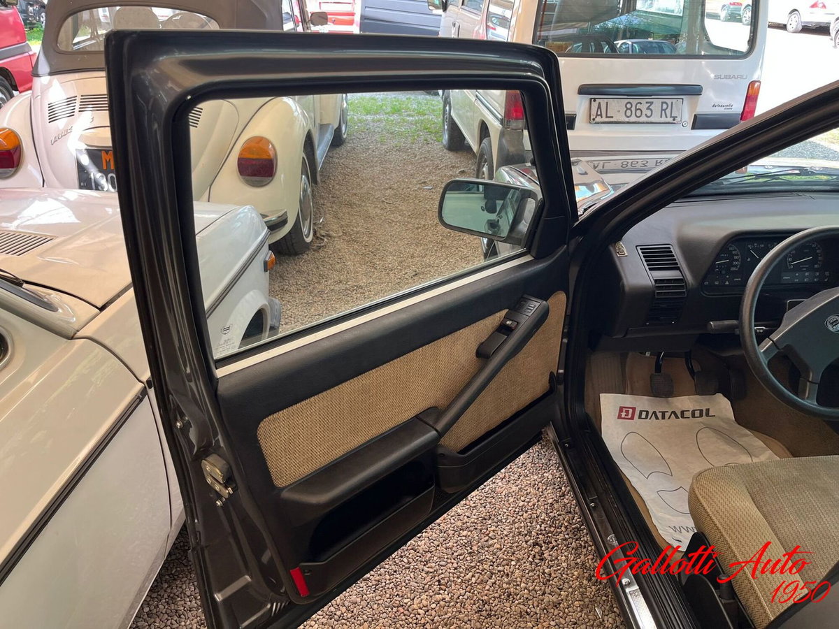 Lancia Thema i.e. turbo 16V (16)