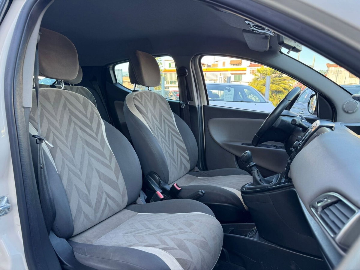 Lancia Ypsilon 1.2 69 CV 5 porte GPL Ecochic Gold (10)
