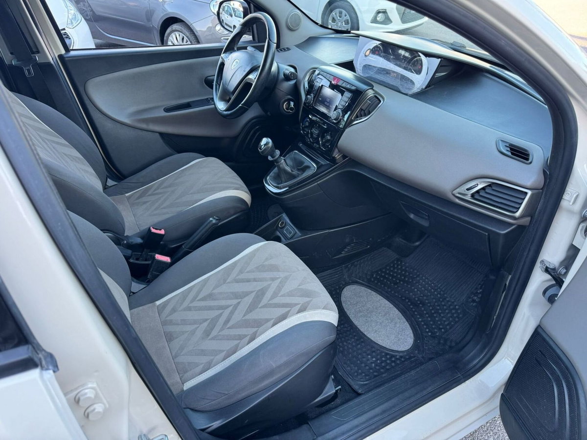 Lancia Ypsilon 1.2 69 CV 5 porte GPL Ecochic Gold (9)