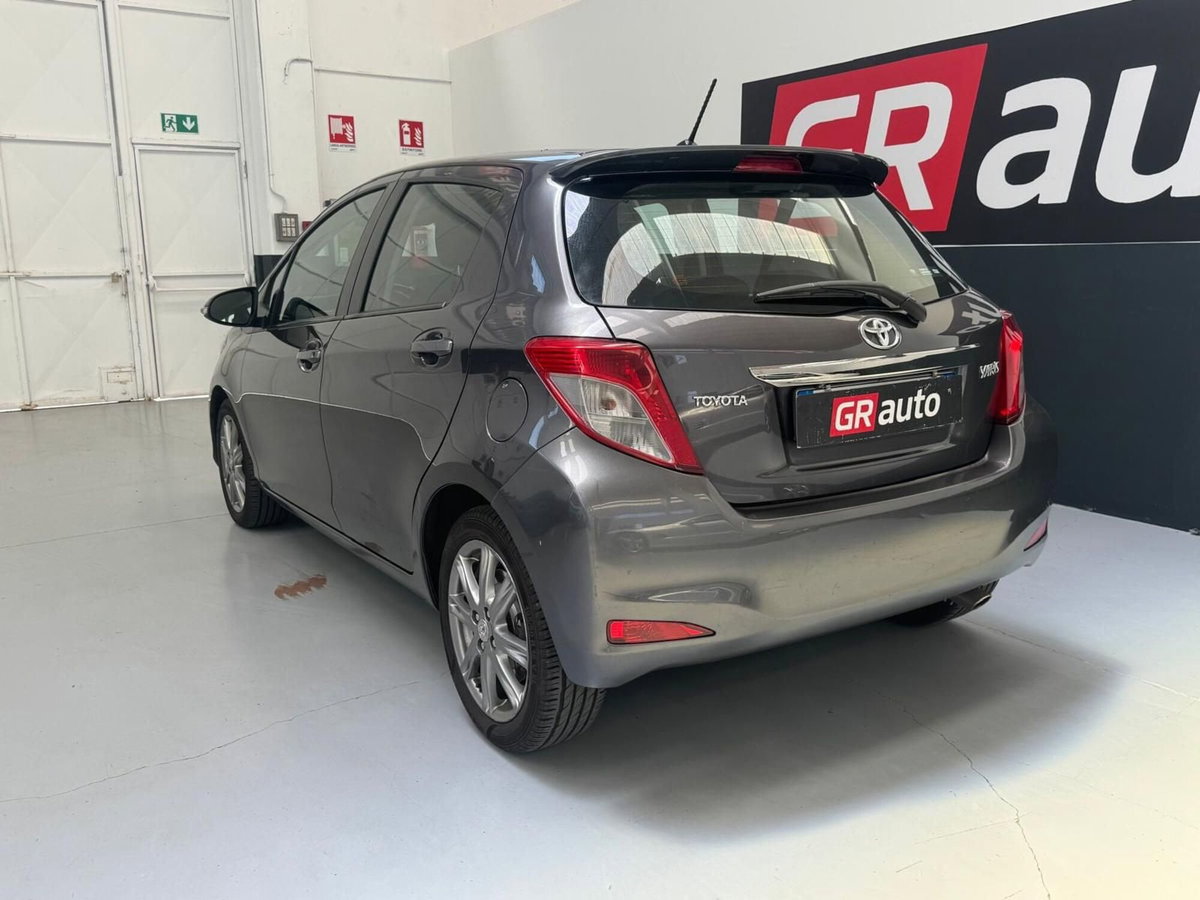 Toyota Yaris 1.3 5 porte Lounge (10)