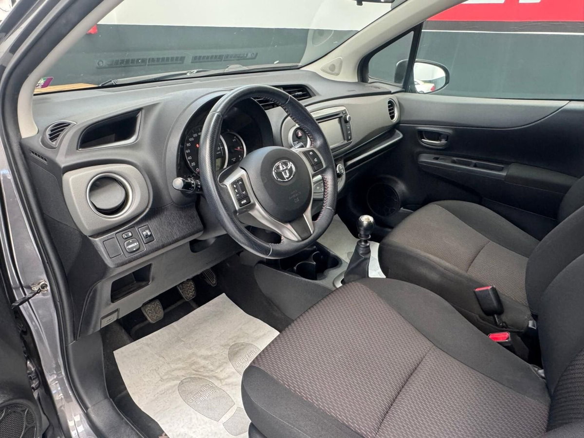 Toyota Yaris 1.3 5 porte Lounge (12)