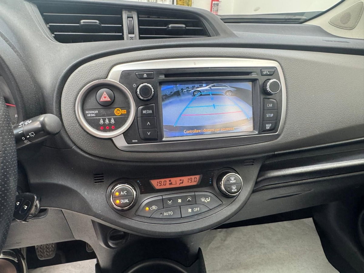 Toyota Yaris 1.3 5 porte Lounge (13)
