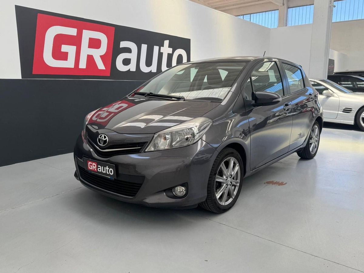 Toyota Yaris 1.3 5 porte Lounge (2)