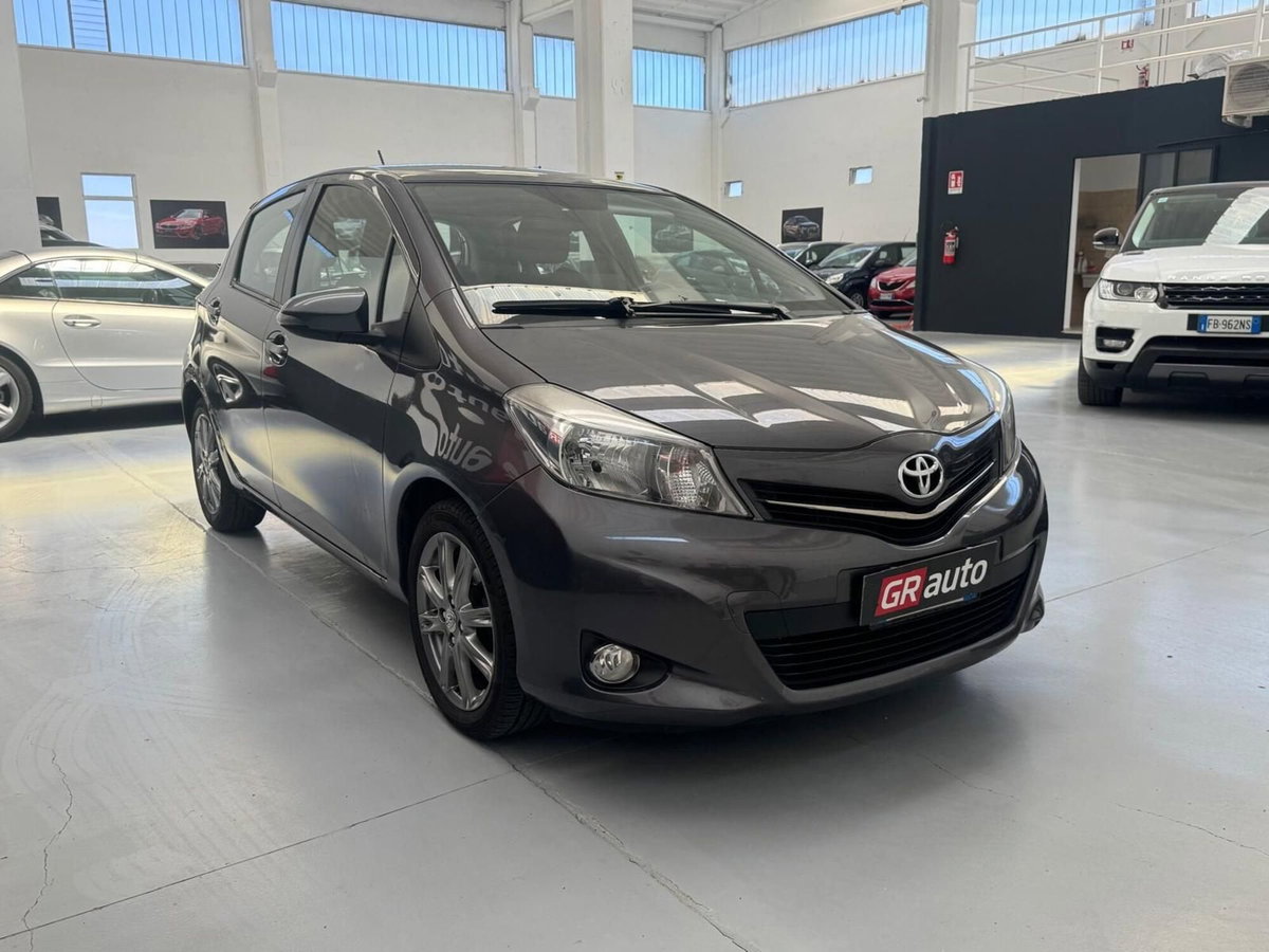 Toyota Yaris 1.3 5 porte Lounge (4)