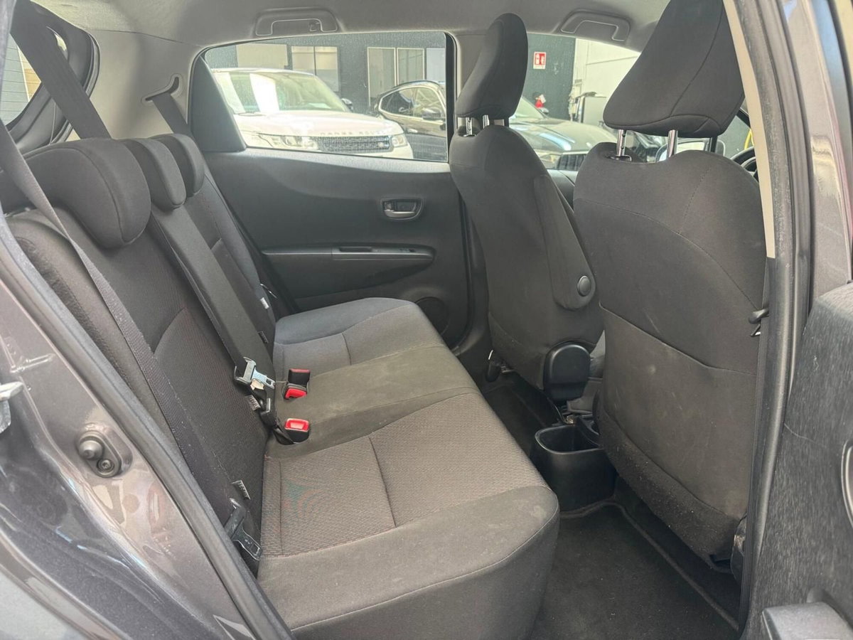 Toyota Yaris 1.3 5 porte Lounge (7)