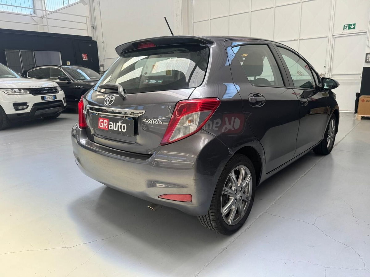 Toyota Yaris 1.3 5 porte Lounge (8)