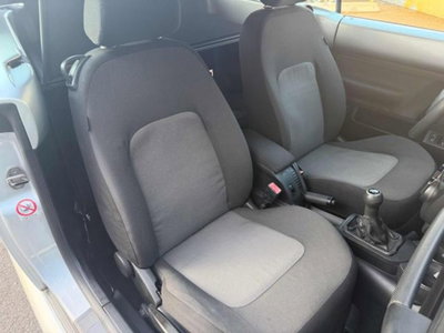 Volkswagen New Beetle Cabrio TDI 105CV (12)