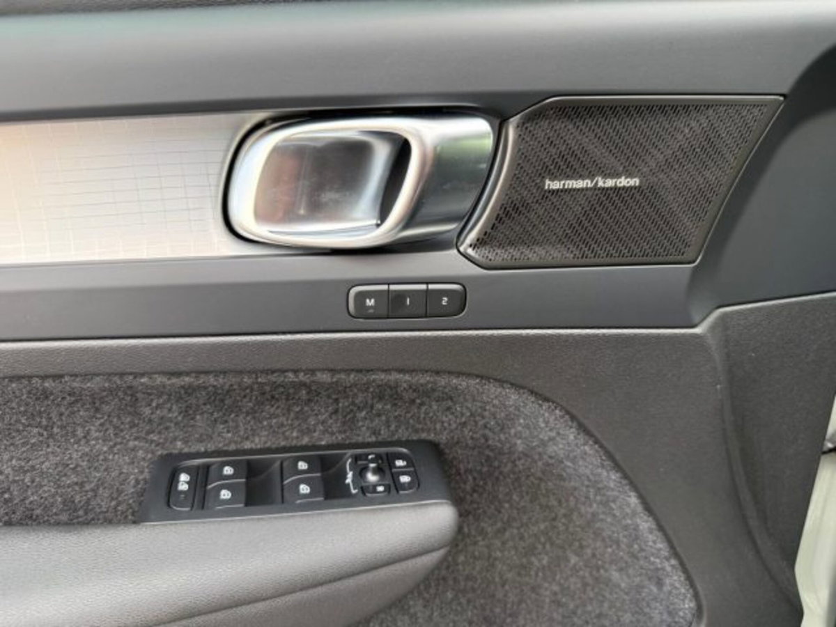 Volvo XC40 2.0 b4 Plus Dark auto (11)