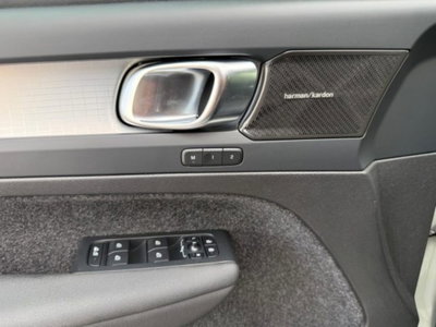 Volvo XC40 2.0 b4 Plus Dark auto (11)