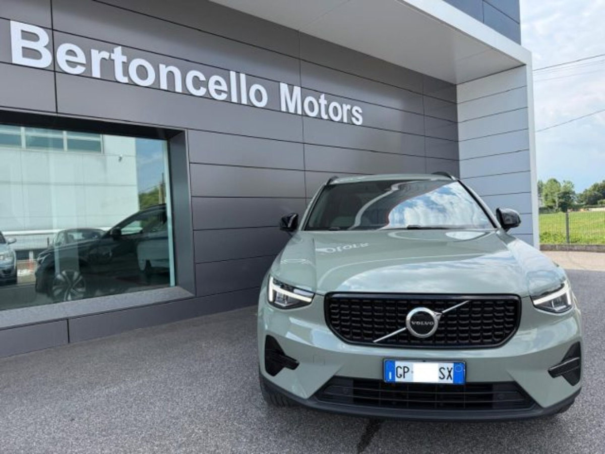 Volvo XC40 2.0 b4 Plus Dark auto (2)